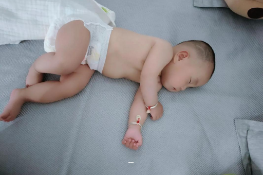 华容宝宝先长上牙还是下牙